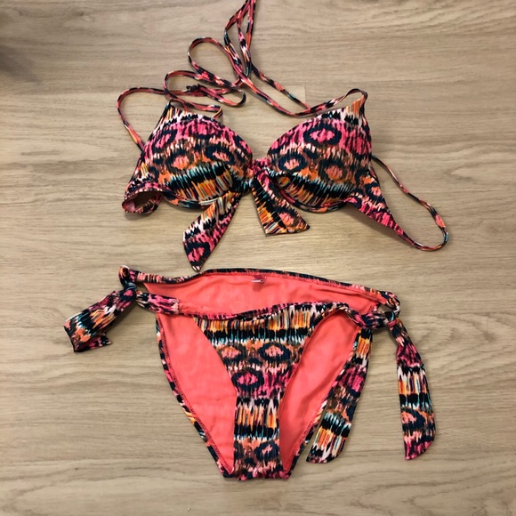 Bathing suits - Picture 4 of 5